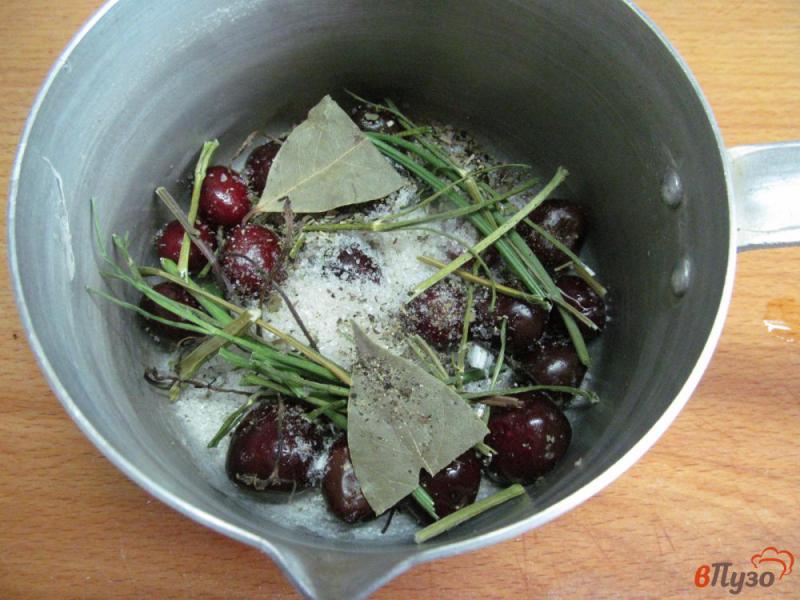 Фото приготовление рецепта: Салат из куриной печени под вишневым соусом шаг №2
