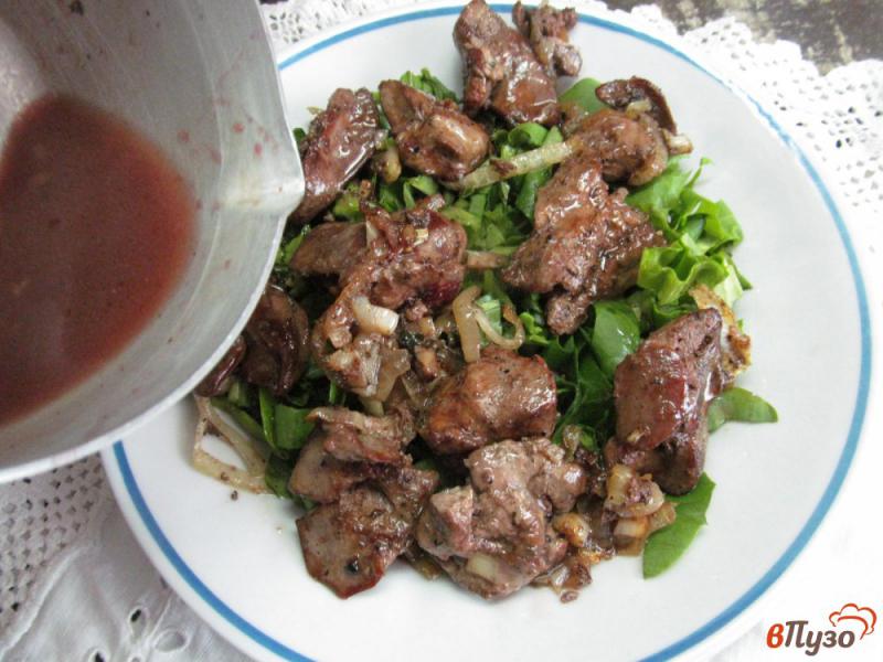 Фото приготовление рецепта: Салат из куриной печени под вишневым соусом шаг №8