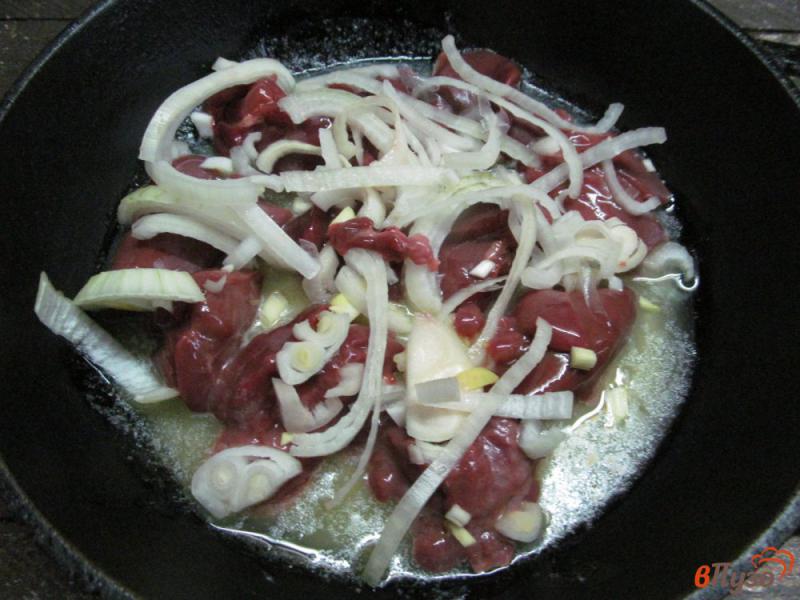 Фото приготовление рецепта: Салат из куриной печени под вишневым соусом шаг №6