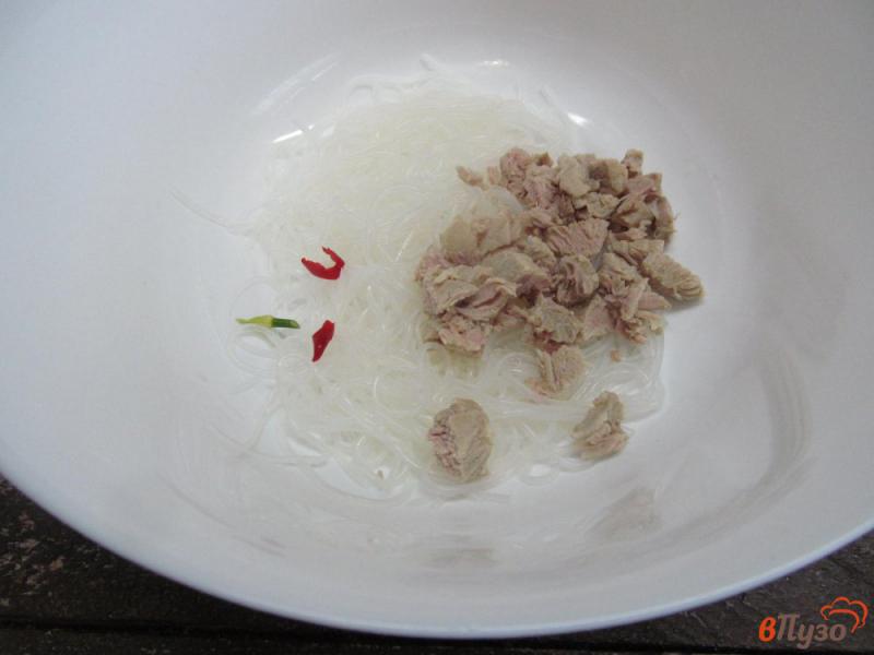 Фото приготовление рецепта: Салат с фунчозой мясом свинины и помидором шаг №3