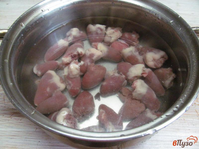 Фото приготовление рецепта: Салат из молодой капусты с куриными сердечками шаг №2