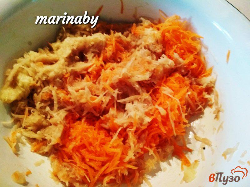 Фото приготовление рецепта: Картофельно - морковные оладьи шаг №2