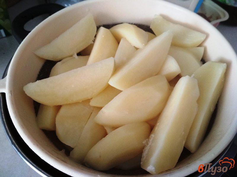 Фото приготовление рецепта: Запечённые дольки картофеля с копченой паприкой шаг №2