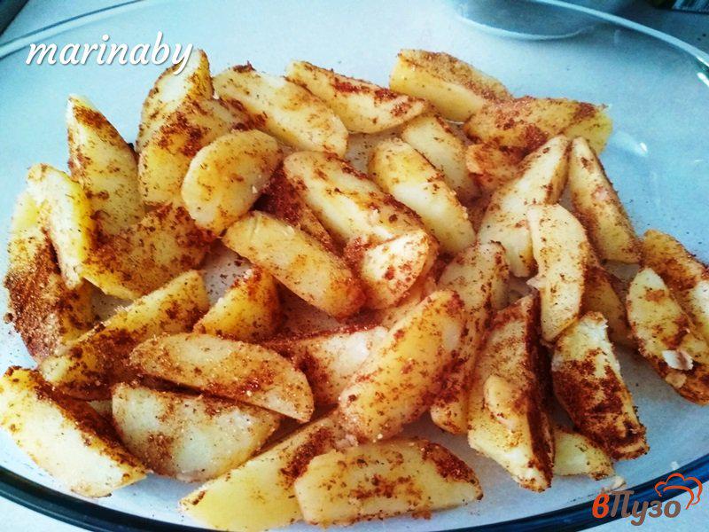 Фото приготовление рецепта: Запечённые дольки картофеля с копченой паприкой шаг №4