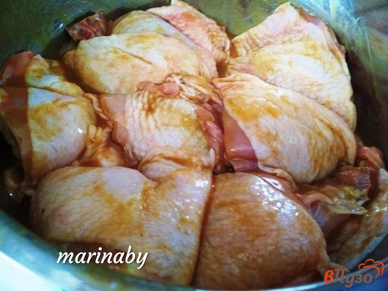 Фото приготовление рецепта: Куриные бедрышки в маринаде из соуса карри шаг №2