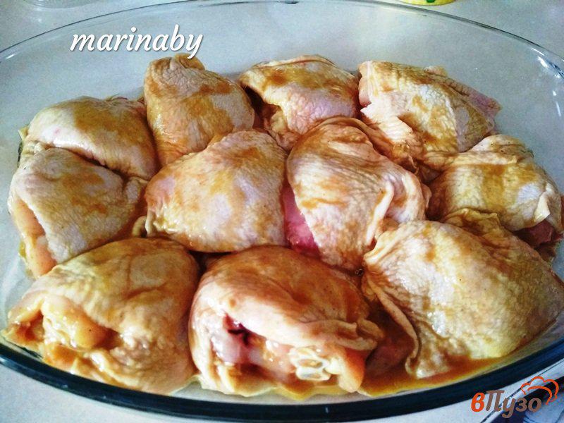 Фото приготовление рецепта: Куриные бедрышки в маринаде из соуса карри шаг №3
