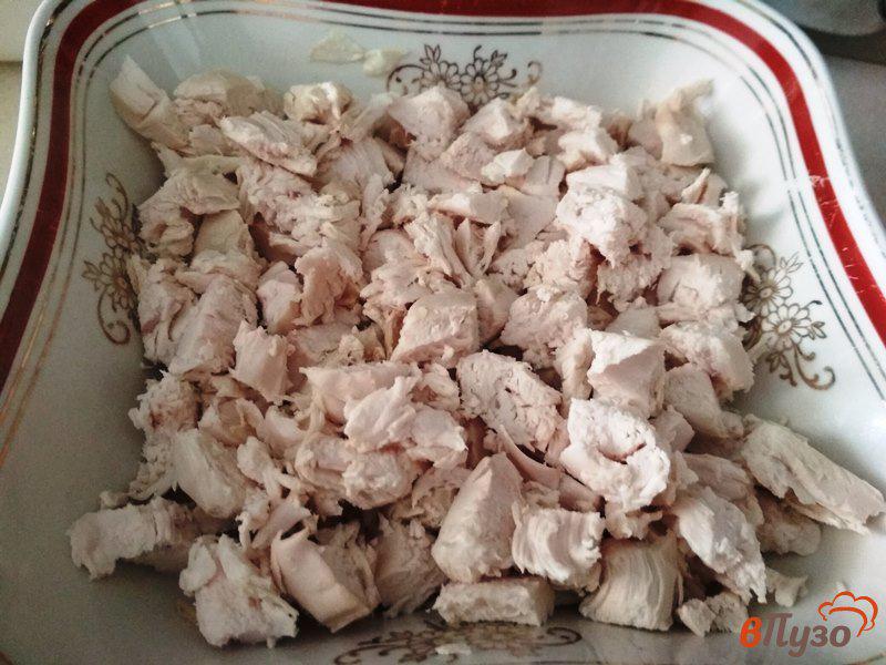 Фото приготовление рецепта: Салат слоёный  из куриного филе шаг №5