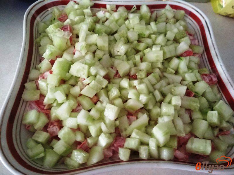 Фото приготовление рецепта: Салат слоёный  из куриного филе шаг №8