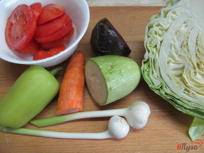 Фото приготовление рецепта: Борщ с молодой капустой и кабачком на свином бульоне шаг №3