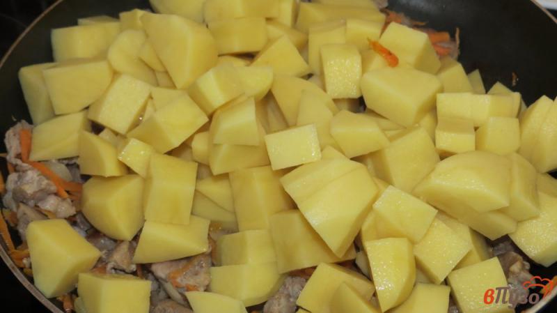 Фото приготовление рецепта: Кобблер с картофелем и мясом шаг №4