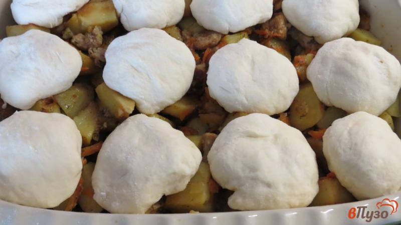 Фото приготовление рецепта: Кобблер с картофелем и мясом шаг №5