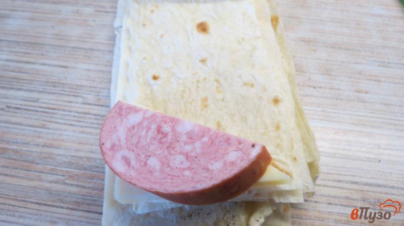Фото приготовление рецепта: Треугольники из лаваша с колбасой и сыром шаг №1