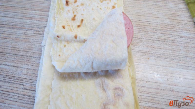 Фото приготовление рецепта: Треугольники из лаваша с колбасой и сыром шаг №2