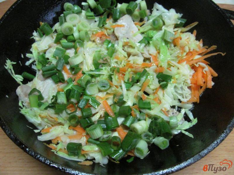 Фото приготовление рецепта: Картофельные лепешки с начинкой из капусты и буженины шаг №5