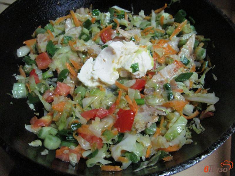 Фото приготовление рецепта: Картофельные лепешки с начинкой из капусты и буженины шаг №6