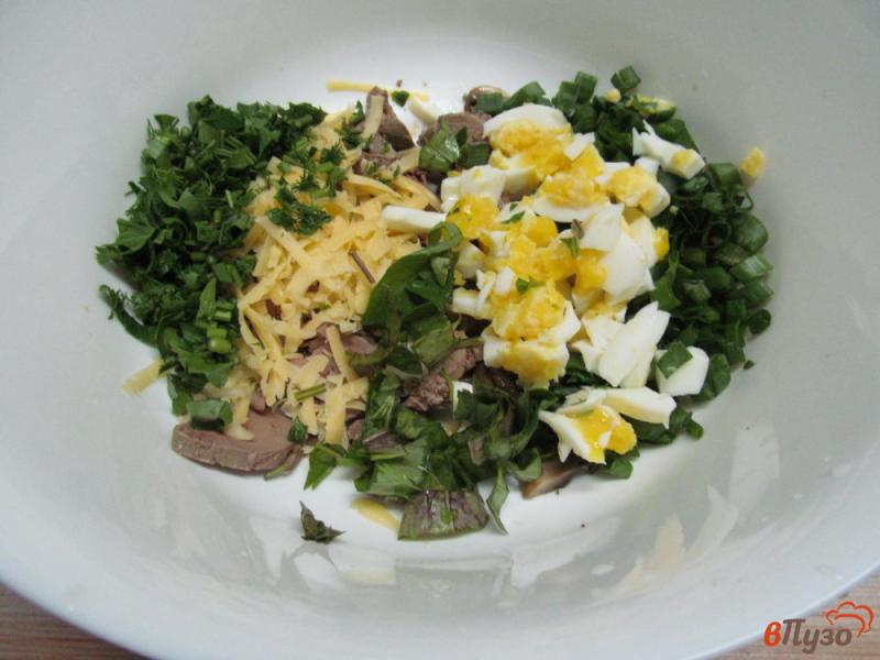 Фото приготовление рецепта: Салат с куриной печенью и грибами шаг №4