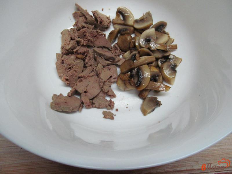 Фото приготовление рецепта: Салат с куриной печенью и грибами шаг №2