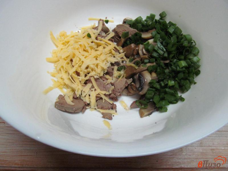 Фото приготовление рецепта: Салат с куриной печенью и грибами шаг №3