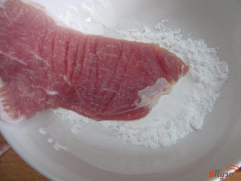 Фото приготовление рецепта: Отбивные из свинины в соевом соусе с крахмалом шаг №2