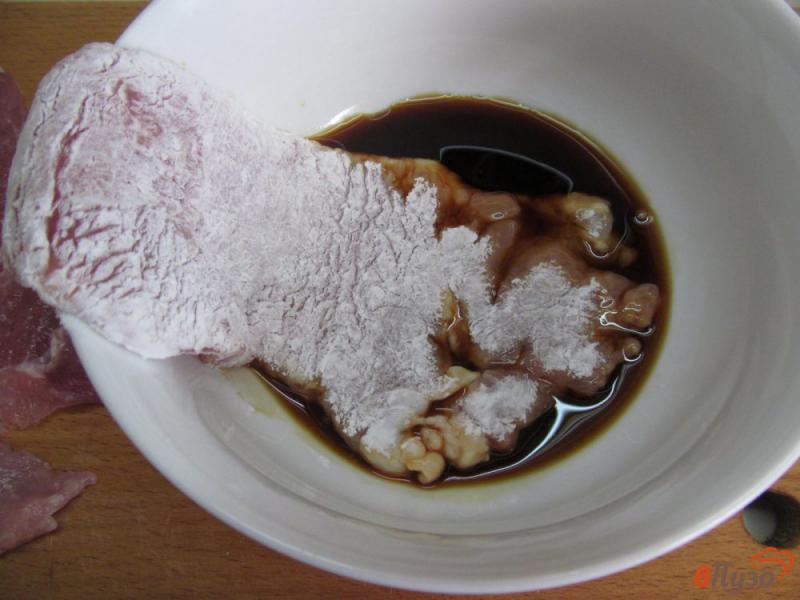 Фото приготовление рецепта: Отбивные из свинины в соевом соусе с крахмалом шаг №3