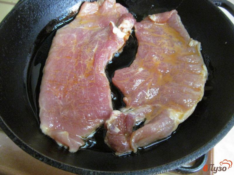 Фото приготовление рецепта: Отбивные из свинины в соевом соусе с крахмалом шаг №4
