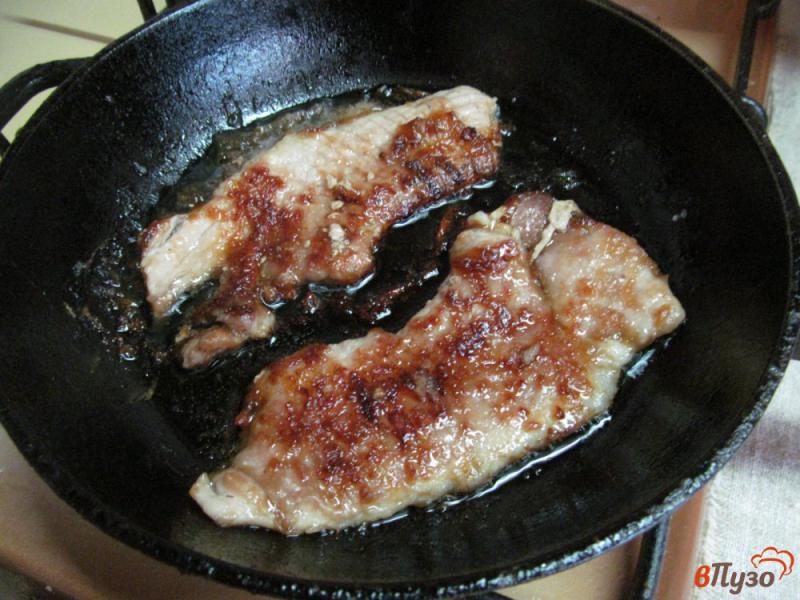 Фото приготовление рецепта: Отбивные из свинины в соевом соусе с крахмалом шаг №5