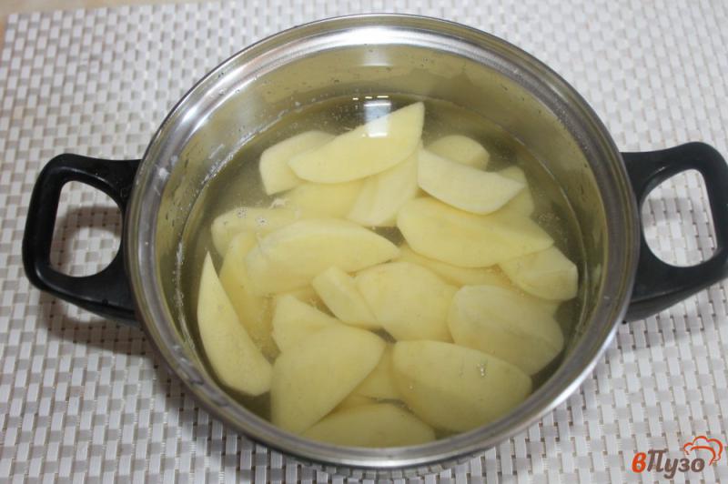 Фото приготовление рецепта: Слоеный картофель с кабачками грибами и кукурузой под сыром шаг №1