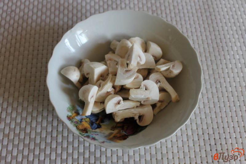 Фото приготовление рецепта: Слоеный картофель с кабачками грибами и кукурузой под сыром шаг №3