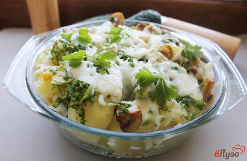 Фото приготовление рецепта: Слоеный картофель с кабачками грибами и кукурузой под сыром шаг №8