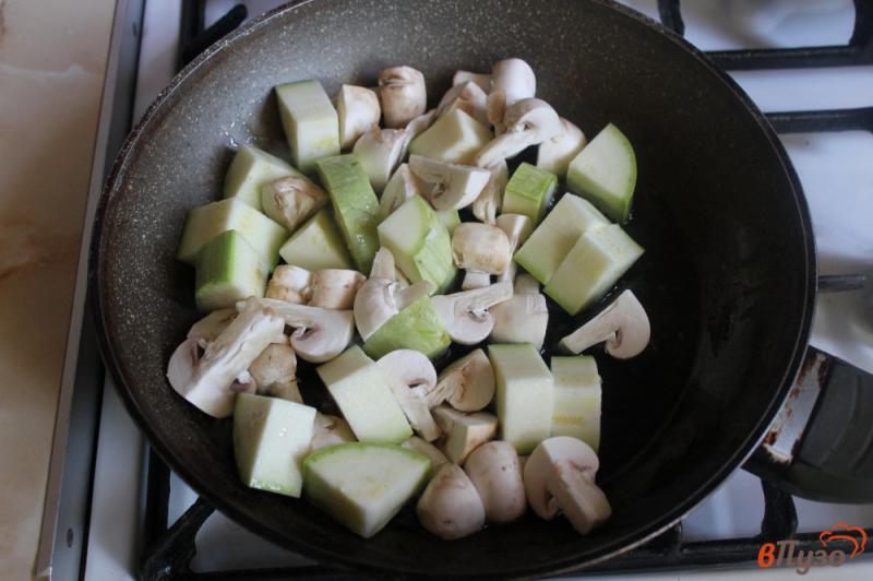 Фото приготовление рецепта: Слоеный картофель с кабачками грибами и кукурузой под сыром шаг №4