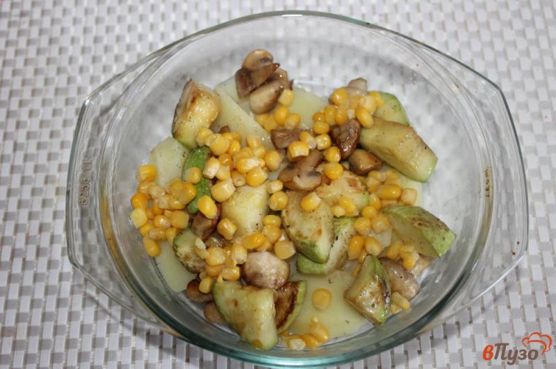 Фото приготовление рецепта: Слоеный картофель с кабачками грибами и кукурузой под сыром шаг №5