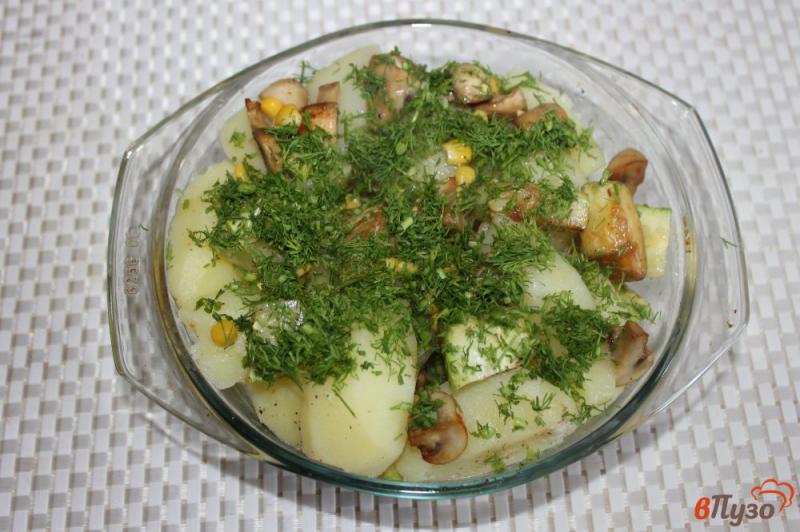 Фото приготовление рецепта: Слоеный картофель с кабачками грибами и кукурузой под сыром шаг №6