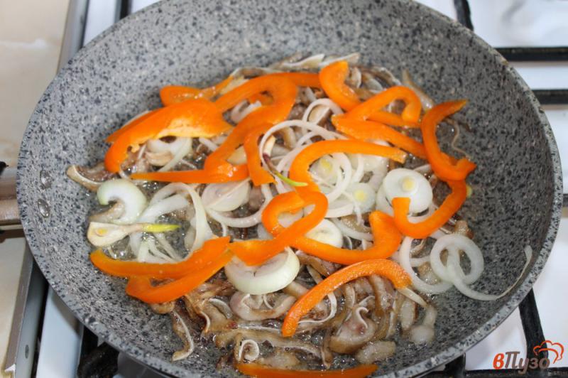 Фото приготовление рецепта: Ушки с перцем в сладком соусе терияки шаг №6