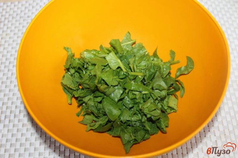 Фото приготовление рецепта: Салат из шпината с авокадо и орехами шаг №1