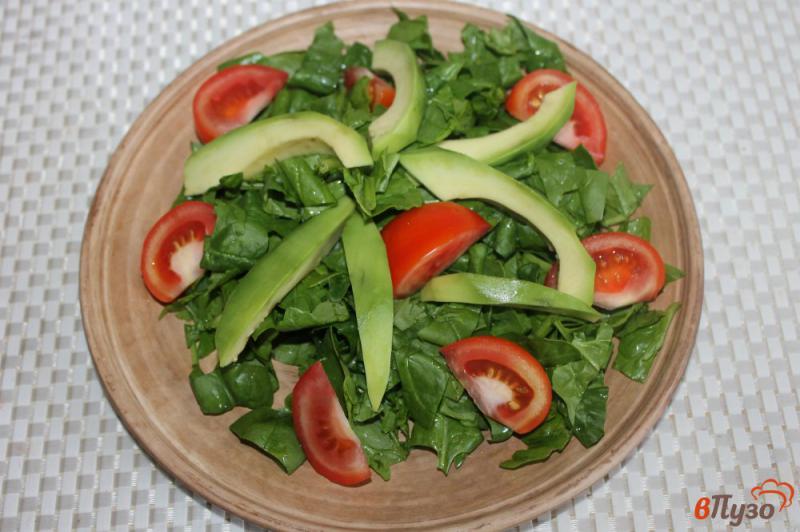 Фото приготовление рецепта: Салат из шпината с авокадо и орехами шаг №3