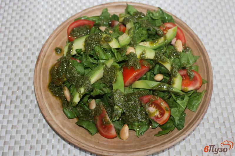 Фото приготовление рецепта: Салат из шпината с авокадо и орехами шаг №5