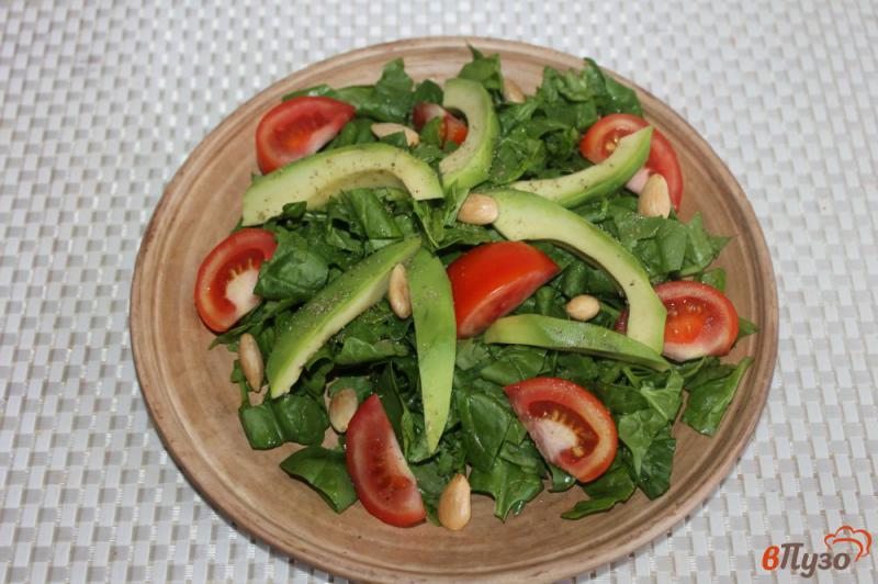 Фото приготовление рецепта: Салат из шпината с авокадо и орехами шаг №4