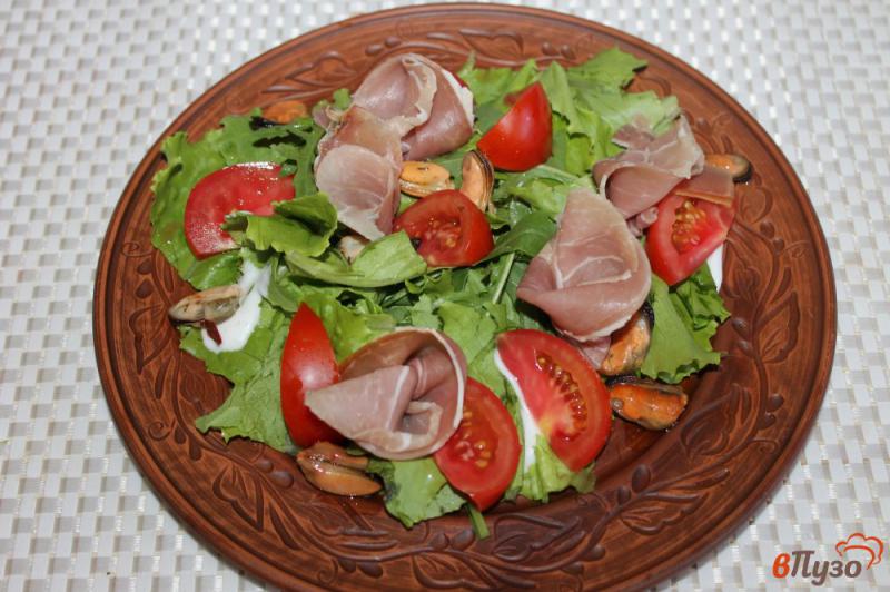 Фото приготовление рецепта: Салат из мидий и вяленого мяса шаг №4