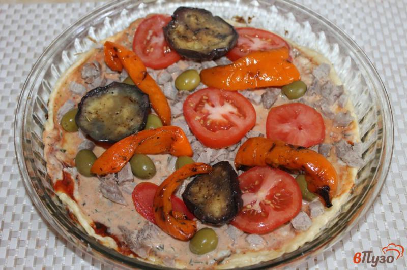 Фото приготовление рецепта: Пицца с баклажанами, перцем и свининой шаг №5