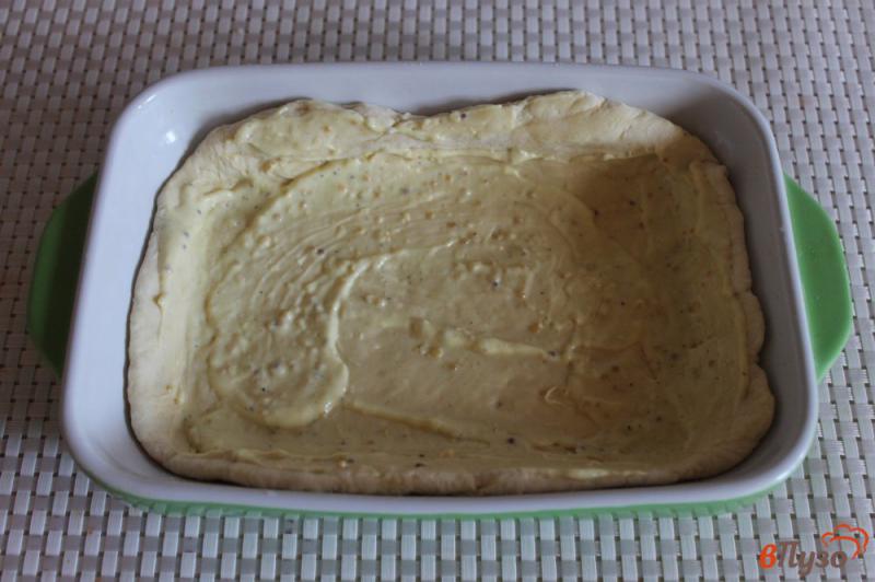 Фото приготовление рецепта: Открытый пирог из слоеного теста с кабачками, луком и сыром шаг №3
