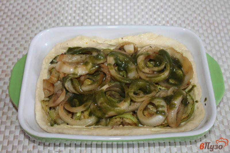 Фото приготовление рецепта: Открытый пирог из слоеного теста с кабачками, луком и сыром шаг №7