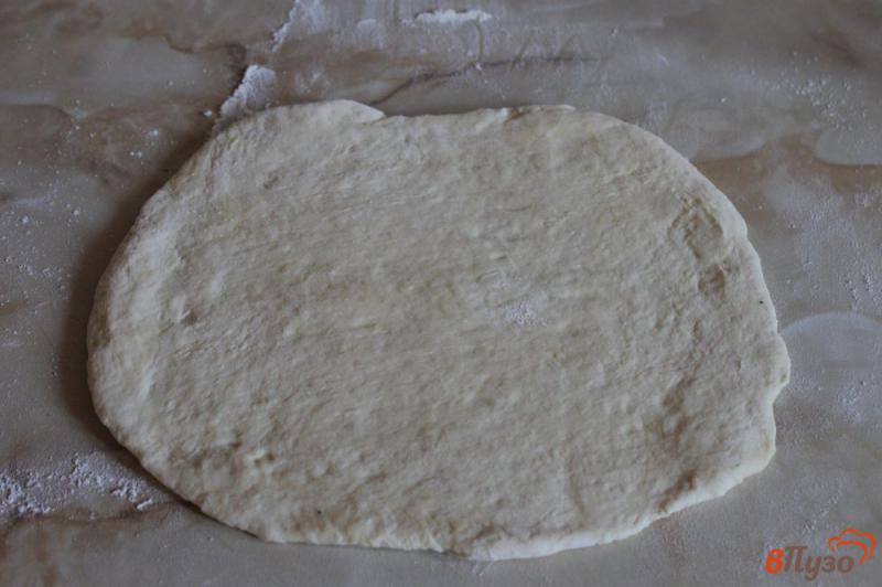 Фото приготовление рецепта: Открытый пирог из слоеного теста с кабачками, луком и сыром шаг №1