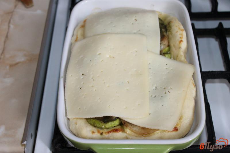 Фото приготовление рецепта: Открытый пирог из слоеного теста с кабачками, луком и сыром шаг №8