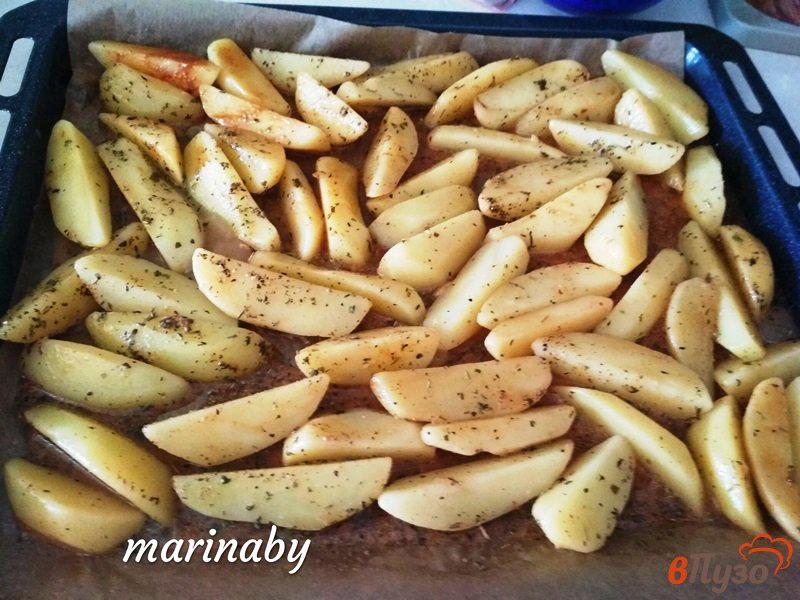 Фото приготовление рецепта: Запеченные дольки картофеля в прованских травах шаг №6