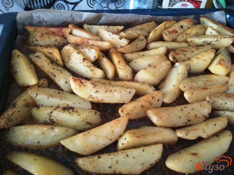 Фото приготовление рецепта: Запеченные дольки картофеля в прованских травах шаг №7