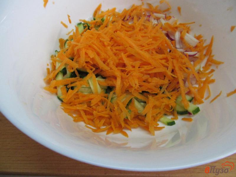 Фото приготовление рецепта: Огуречный салат с морковью и редисом шаг №3