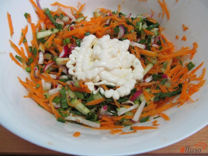 Фото приготовление рецепта: Огуречный салат с морковью и редисом шаг №5