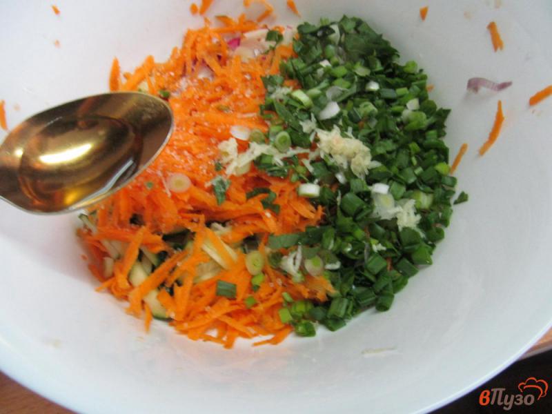 Фото приготовление рецепта: Огуречный салат с морковью и редисом шаг №4