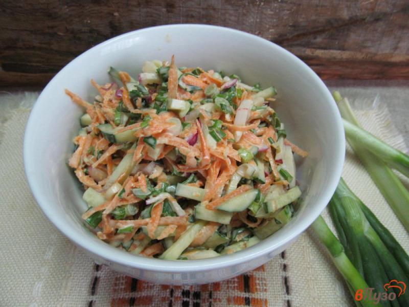 Фото приготовление рецепта: Огуречный салат с морковью и редисом шаг №6
