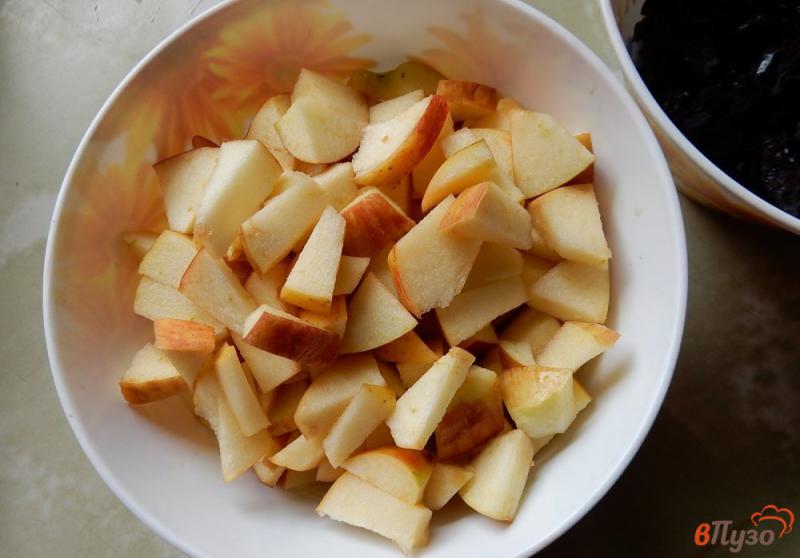 Фото приготовление рецепта: Пирог с яблоками и черносливом шаг №6